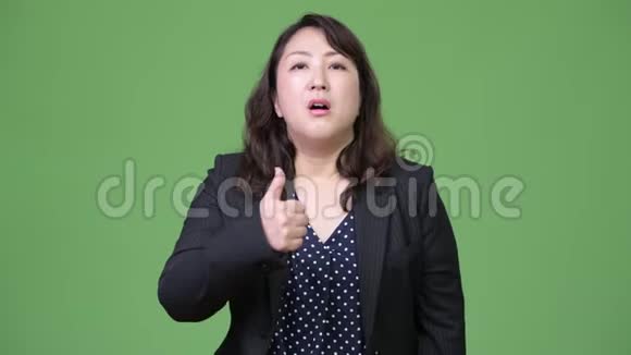 成熟疲惫的亚洲女商人竖起大拇指视频的预览图