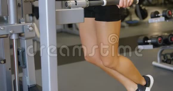 刻苦训练的健身女子在健身馆做蘸酱视频的预览图