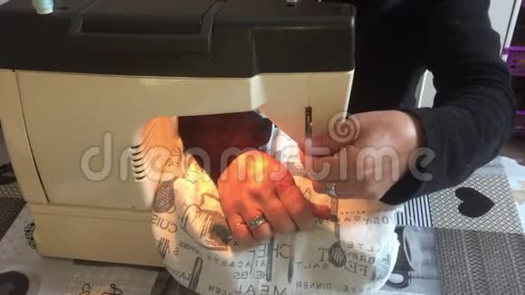 女人用缝纫机视频的预览图