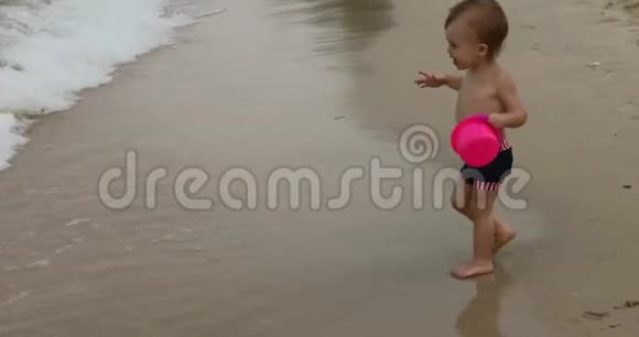 小婴儿在海上奔跑视频的预览图