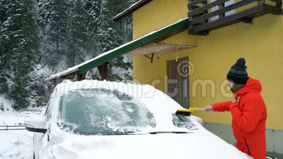 1人从房子附近的积雪里把车刮干净视频的预览图