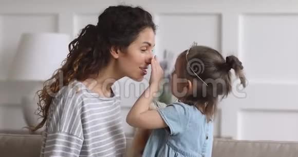 快乐的妈妈和小女儿摸着鼻子笑着视频的预览图