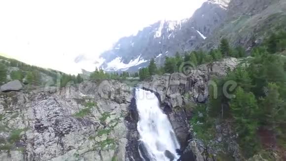 阿尔泰山的库伊古克湖和瀑布俄罗斯景观鸟瞰图视频的预览图