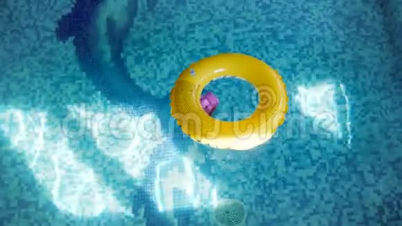 游泳池水面上儿童充气圈4k镜头视频的预览图