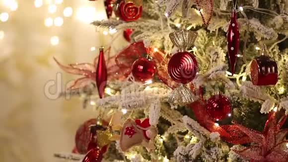 装饰的圣诞树是在闪闪发光的灯泡的背景上视频的预览图