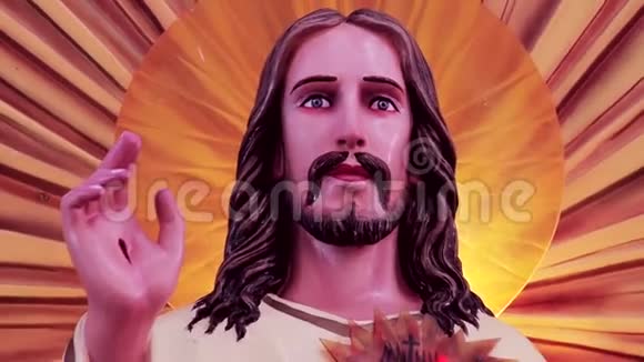 耶稣基督雕像放大内部射击基督教会视频的预览图