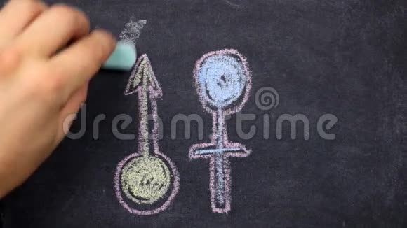用不同的粉笔记录男女的符号并在它们之间进行实际的匹配概念视频的预览图