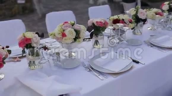为户外高级餐厅提供华丽的婚礼餐桌视频的预览图