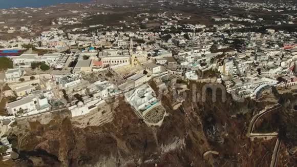 从希腊锡拉桑托里尼俯瞰城市美景视频的预览图