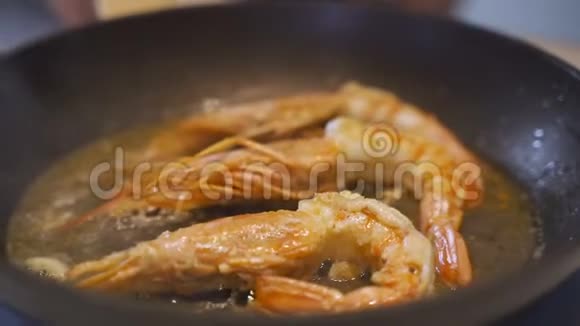 虾虾用香料炒视频的预览图