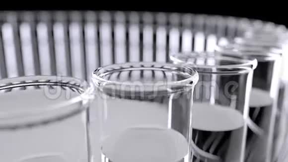多个实验室玻璃瓶与透明溶液视频的预览图