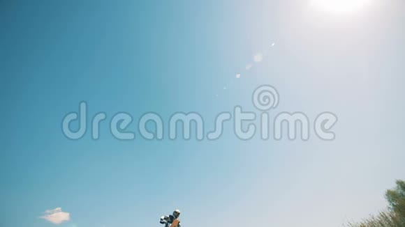 一个骑摩托车的人飞过天空的全景视频的预览图