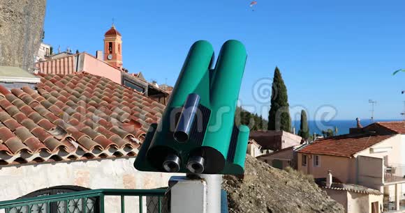 游客硬币操作望远镜在法国里维埃拉的老村庄视频的预览图