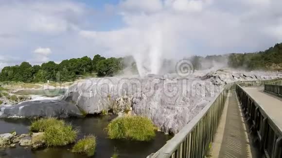 新西兰罗托鲁阿世界著名的波胡图间歇泉视频的预览图