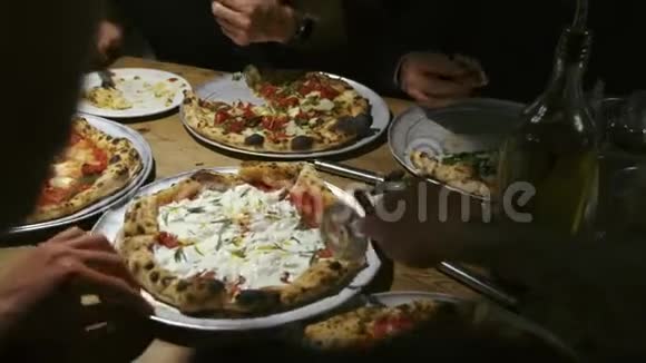 一群朋友在餐厅分享披萨视频的预览图