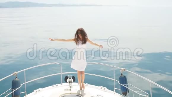 戴眼镜在豪华帆船上摆姿势的白人女性模特视频的预览图