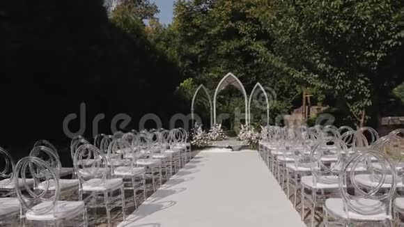 公园花园里的婚礼婚礼之外庆祝结婚首饰视频的预览图