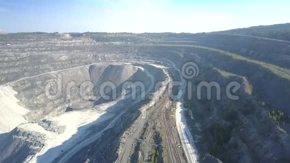 铁路和道路环绕着主要的石棉坑大峡谷视频的预览图