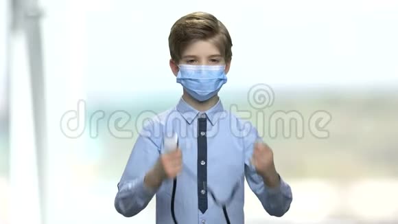 使用听诊器戴防护面罩的男孩视频的预览图