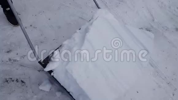 用大铲铲雪的短片美丽的冬季背景视频的预览图
