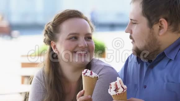 调情的年轻女子用冰淇淋抚摸男友的鼻子嬉戏的心情视频的预览图