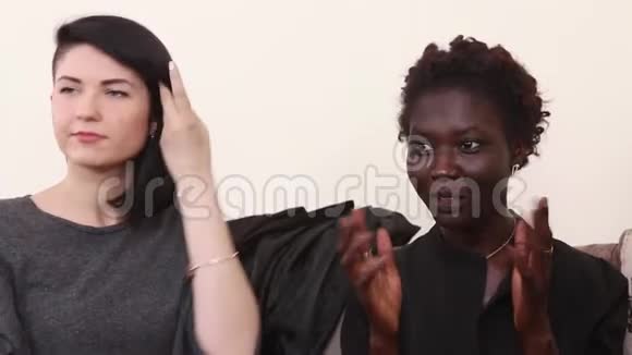 女性朋友做出可笑的表情和笑声视频的预览图