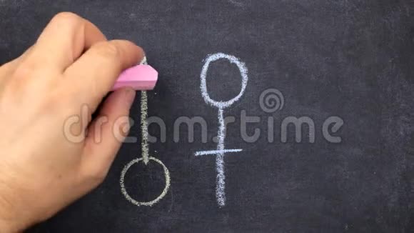 用不同的粉笔记录男女的符号并在它们之间进行实际的匹配概念视频的预览图