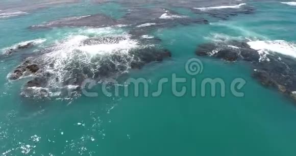 空中无人机鸟瞰视频海波和岩石绿松石水热带天堂太平洋环礁岛顶级视频的预览图