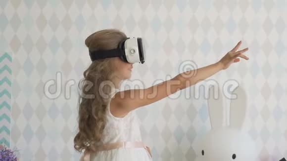 小女孩戴着虚拟现实护目镜看电影或玩电子游戏视频的预览图