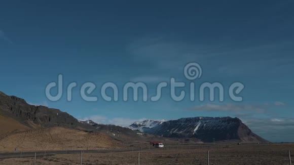 冰岛晴天的汽车之路视频的预览图