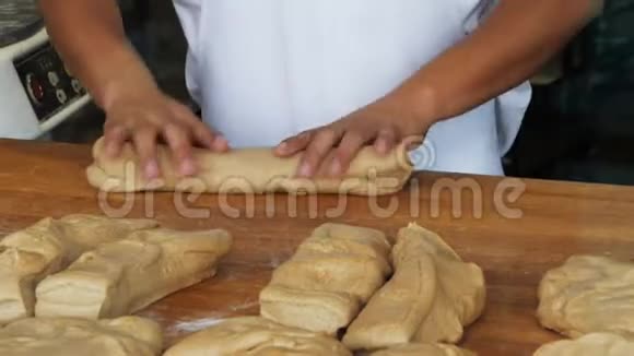 制作酸面包卷的工人视频的预览图