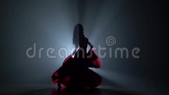 穿着异国服饰跳舞的阿拉伯女孩肚皮舞者烟雾背景西侯台视频的预览图