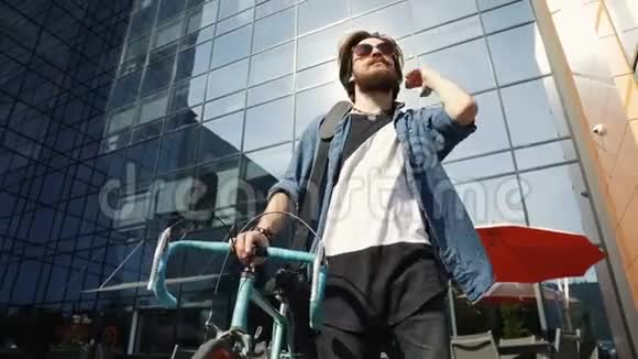下班后骑自行车的IT工人视频的预览图