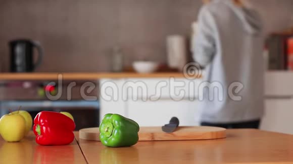 青椒红椒苹果木桌上的刀视频的预览图