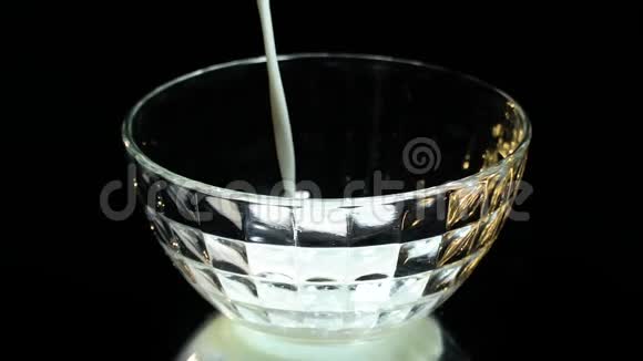 白牛奶倒在白碗里视频的预览图