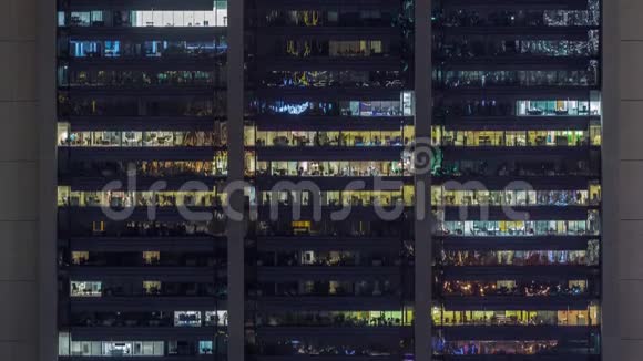 展示商业活动的现代摩天大楼正面的办公室窗户视频的预览图