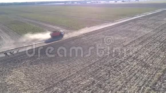 Flycam跟着卡车土豆沿着地面行驶视频的预览图