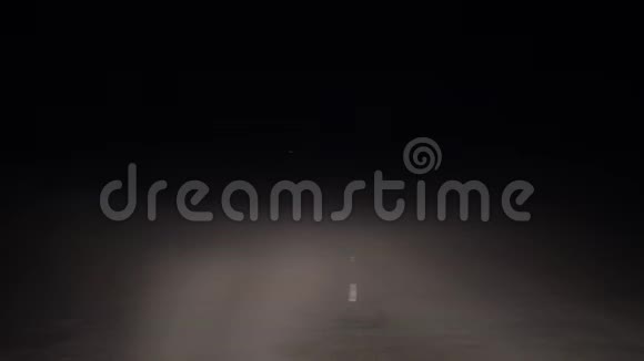 在大浓雾和能见度差的情况下驾驶汽车上路视频的预览图
