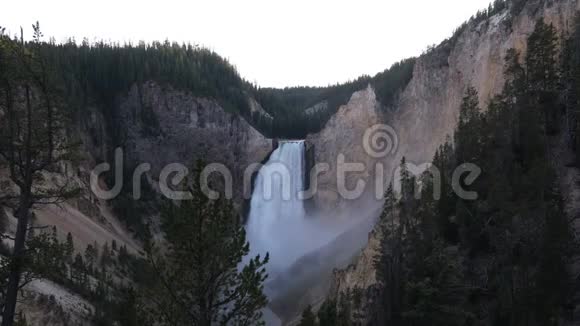 美国怀俄明州的黄石瀑布视频的预览图