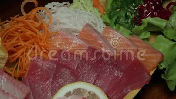 吃新鲜生生生鱼片配筷子正宗日本菜传统食物视频的预览图