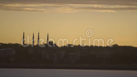 朝科纳克里大清真寺的黑暗日落景色视频的预览图