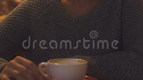 不高兴的女人叹息坐在餐馆里喝杯咖啡孤独视频的预览图