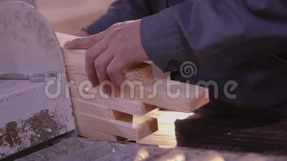 双手合拢木头合拢家具厂的工作流程视频的预览图