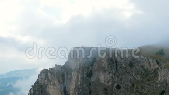 悬崖边上一个人的孤独身影视频的预览图