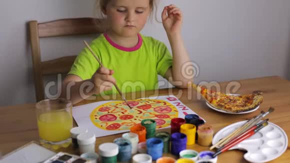 小孩在家里的桌子旁画一个大披萨视频的预览图