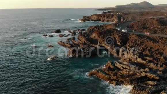 日落时兰萨罗特岛海岸线的鸟瞰图视频的预览图