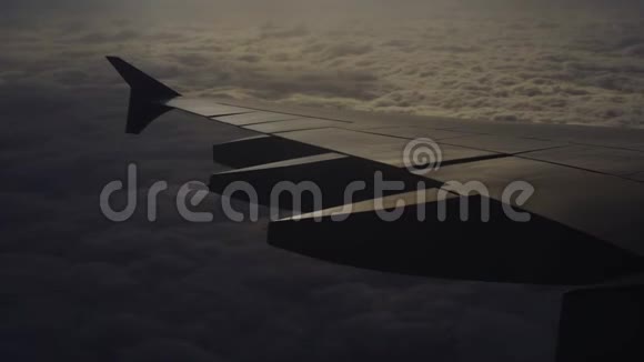 在天空中的天空中飞机的翅膀在云上飞翔视频的预览图