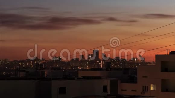 市区日落时间白天到晚上城市天际线时间在黄昏中流逝令人惊叹的现代城市全景视频的预览图