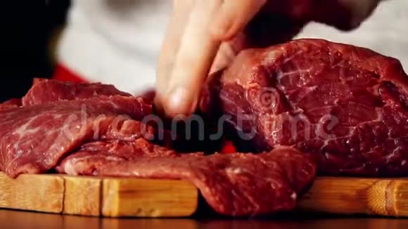 年轻女子在木切板上切生红肉视频的预览图