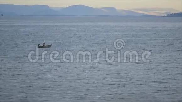 几内亚科纳克里海岸捕鱼的渔民视频的预览图